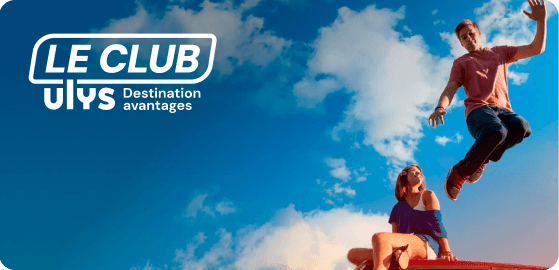 Deux personnes sur le toit d’un véhicule sous un ciel bleu, dont une en train de sauter. Un logo Club Ulys est au premier plan.