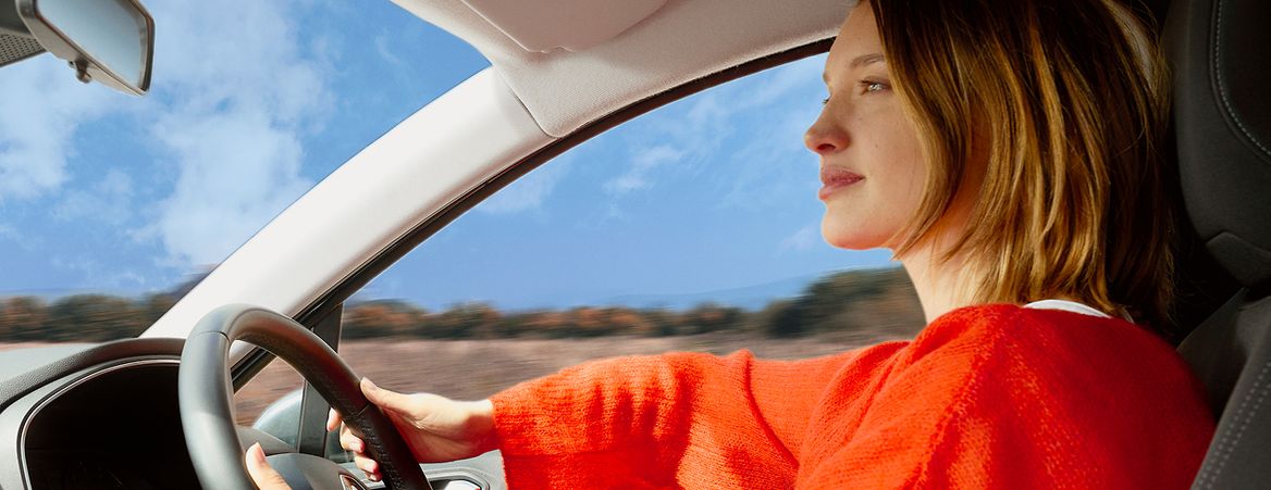 Femme au volant air serein