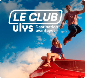Deux personnes sur le toit d’un véhicule sous un ciel bleu, dont une en train de sauter. Un logo Club Ulys est au premier plan.