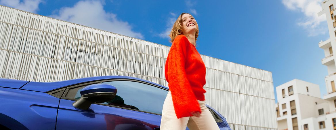 Femme souriante sort de sa voiture